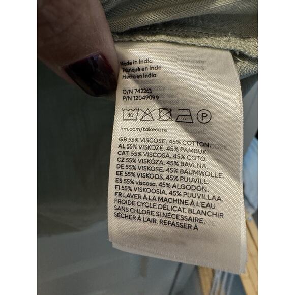 3 for $9 H&M V Neck Sleeveless oversized blouse M - Picture 3 of 6